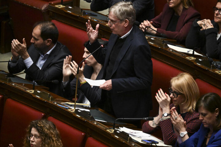 Cuperlo critica il bonus rimpatrio con ironia: «Ogni cinque migranti, un elettore in omaggio»