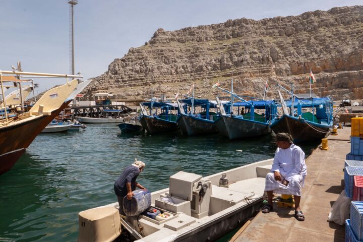 Dentro Hormuz. Kumzar, il villaggio omana al confine con l'Iran, vive in silenzio tra conflitti distantissimi