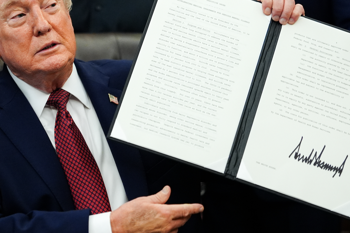 Donald Trump firma un ordine esecutivo per l'accesso a sostanze psichedeliche a scopo terapeutico