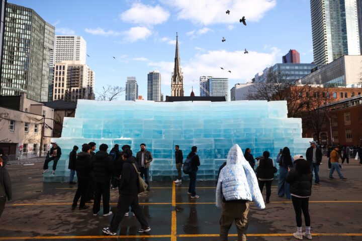 Drake presenta il nuovo album a Toronto con un’installazione di ghiaccio, ma interverranno i vigili del fuoco