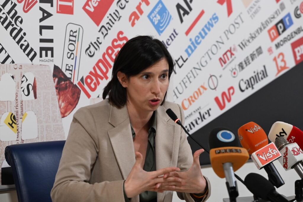 Elly Schlein al timone del Pd: strategia per capitalizzare il No e pause sulle primarie