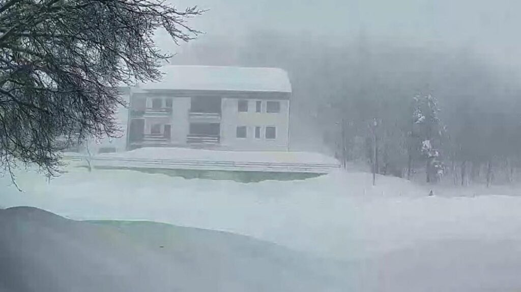 Emergenza maltempo in Abruzzo: esercito mobilitato per evacuare undici bloccati in hotel a Passolanciano