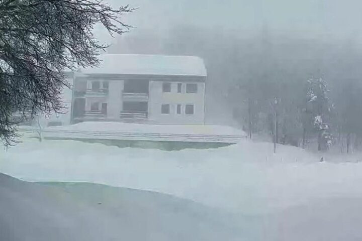 Emergenza maltempo in Abruzzo: esercito mobilitato per evacuare undici bloccati in hotel a Passolanciano