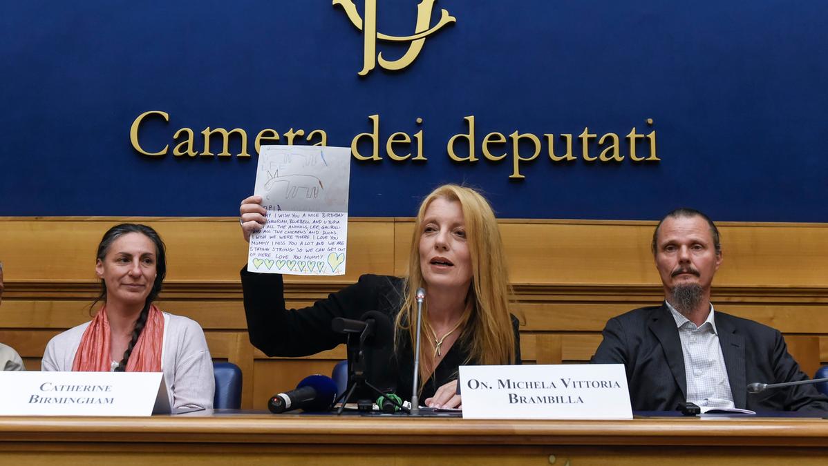 "Famiglia Trevallion a Montecitorio: 'Vogliamo tornare a essere una famiglia dopo il distacco dai figli'"