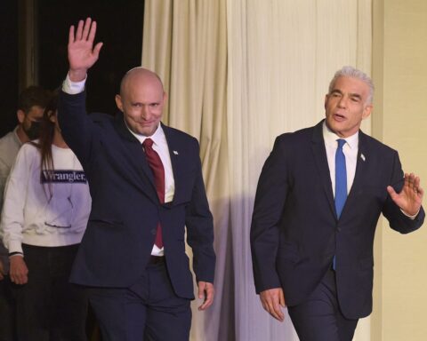 Formazione di una nuova alleanza politica in Israele, Bennett e Lapid uniscono forze contro Netanyahu