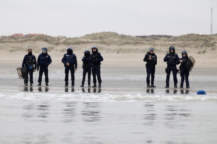 Francia e Regno Unito concordano un nuovo accordo per limitare l’immigrazione attraverso la Manica