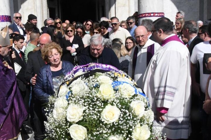 Funerali di Giacomo Bongiorni, la comunità chiede giustizia dopo l'omicidio brutalmente avvenuto a Massa Carrara