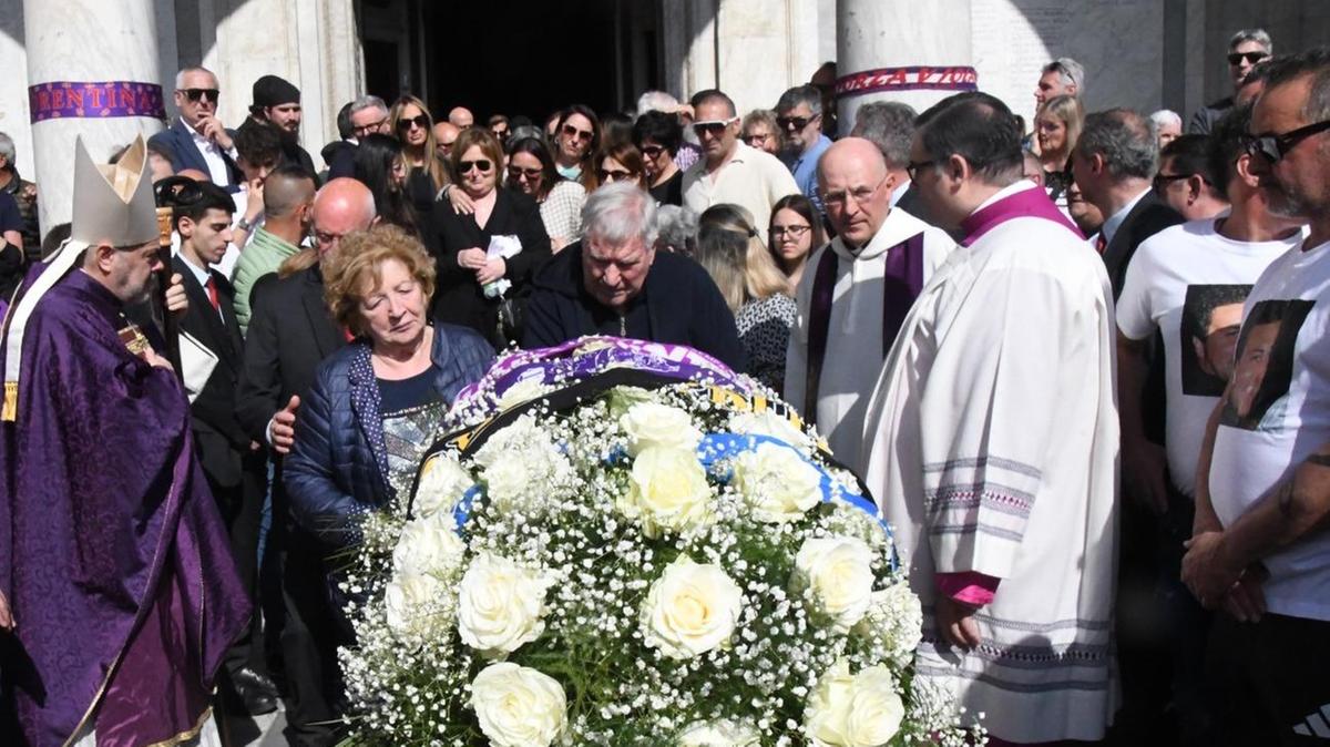 Funerali di Giacomo Bongiorni, la comunità chiede giustizia dopo l'omicidio brutalmente avvenuto a Massa Carrara