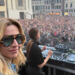 Genova, il dj set di Charlotte de Witte attira oltre 20mila persone nella piazza Matteotti