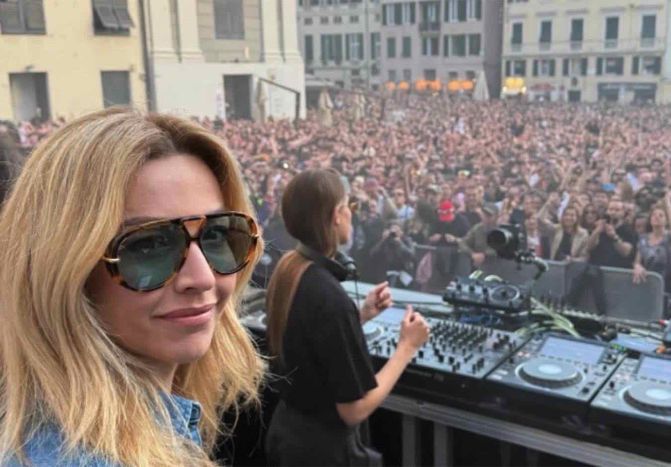 Genova, il dj set di Charlotte de Witte attira oltre 20mila persone nella piazza Matteotti