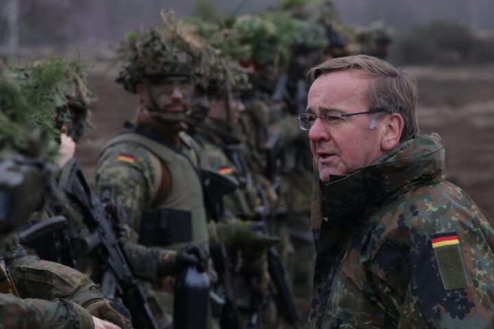 Germania, nuova legge sulla leva: gli uomini sotto i 45 anni potrebbero dover chiedere permesso per espatriare