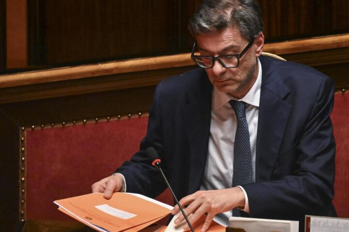 Giorgetti avverte: il settore energetico rischia di portare l'Italia in recessione