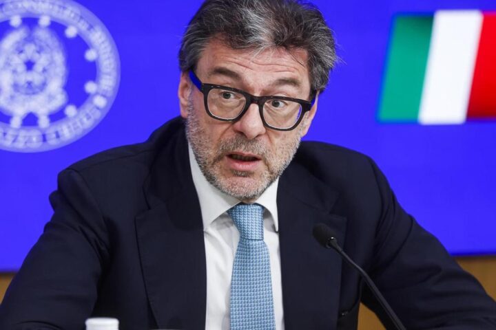 Giorgetti chiede alla Ue regole di bilancio più flessibili per affrontare l'attuale situazione economica