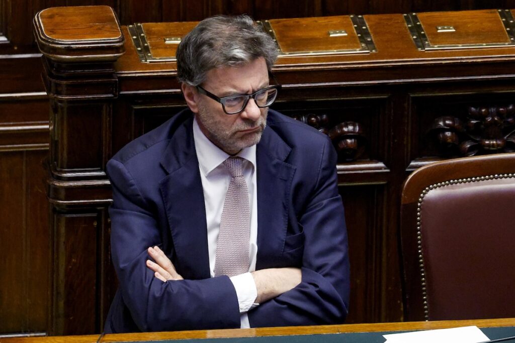 Giorgetti frena sulla flessibilità: «Un paese indebitato non è libero»