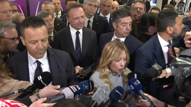 Giorgia Meloni annuncia la sospensione del rinnovo dell’accordo di difesa con Israele durante la visita a Verona