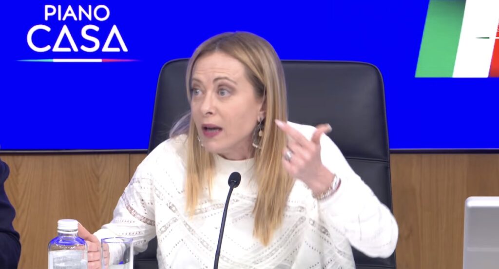 Giorgia Meloni risponde con impazienza alle domande sul caso Minetti: «Agli italiani interessa altro»