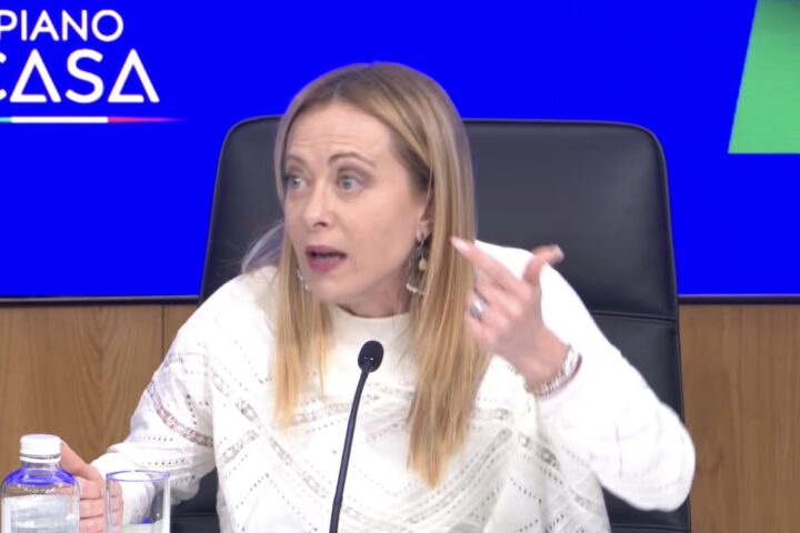 Giorgia Meloni risponde con impazienza alle domande sul caso Minetti: «Agli italiani interessa altro»