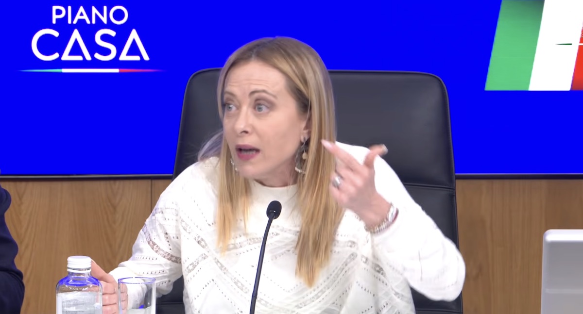Giorgia Meloni risponde con impazienza alle domande sul caso Minetti: «Agli italiani interessa altro»