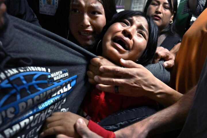 Gli agenti dell’Ice separano un padre dalle figlie a New York durante raid contro i migranti