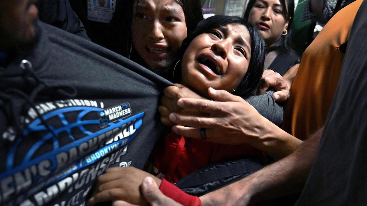 Gli agenti dell’Ice separano un padre dalle figlie a New York durante raid contro i migranti