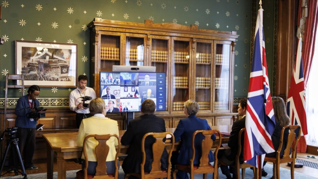 Gli alti ufficiali si riuniscono a Londra per discutere la riapertura dello Stretto di Hormuz, Macron: forze irrealistiche