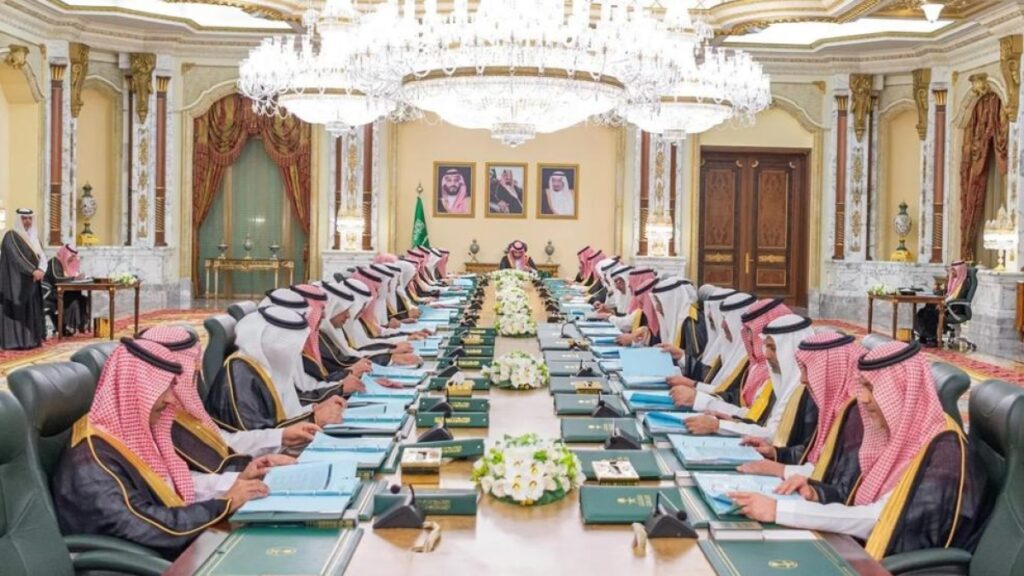 Gli Emirati Arabi Uniti abbandonano l'Opec, Arabia Saudita convoca un vertice d'emergenza a Jeddah