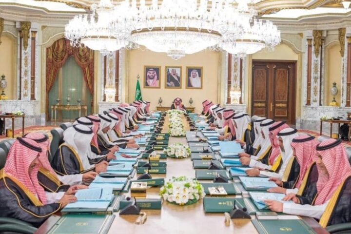 Gli Emirati Arabi Uniti abbandonano l'Opec, Arabia Saudita convoca un vertice d'emergenza a Jeddah