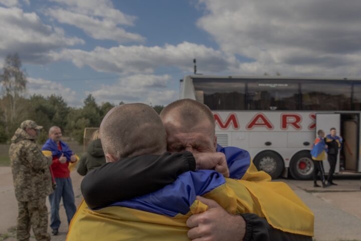 Guerra Ucraina-Russia, al via il prestito Ue da 90 miliardi a Kiev e nuovo scambio di 193 prigionieri