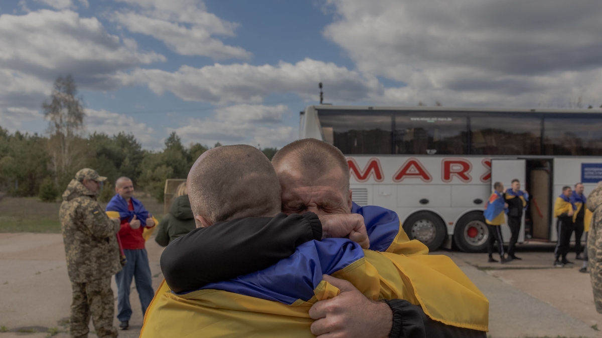 Guerra Ucraina-Russia, al via il prestito Ue da 90 miliardi a Kiev e nuovo scambio di 193 prigionieri