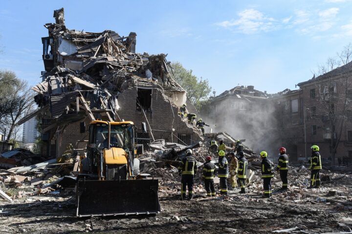 I bombardamenti russi colpiscono Dnipro: sei morti e danni anche in altre città ucraine