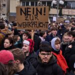 I cittadini tedeschi tra i 17 e i 45 anni devono ottenere un permesso militare per viaggi oltre tre mesi