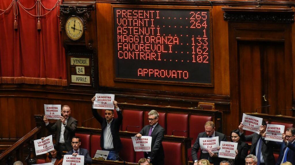 Il decreto Sicurezza approvato con 162 voti favorevoli tra proteste e canti di ‘Bella Ciao’