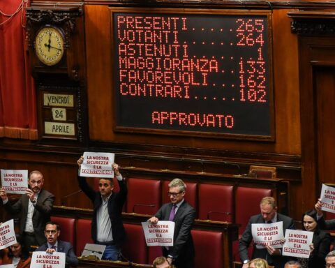 Il decreto Sicurezza approvato con 162 voti favorevoli tra proteste e canti di ‘Bella Ciao’