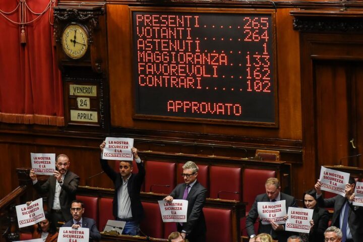 Il decreto Sicurezza approvato con 162 voti favorevoli tra proteste e canti di ‘Bella Ciao’