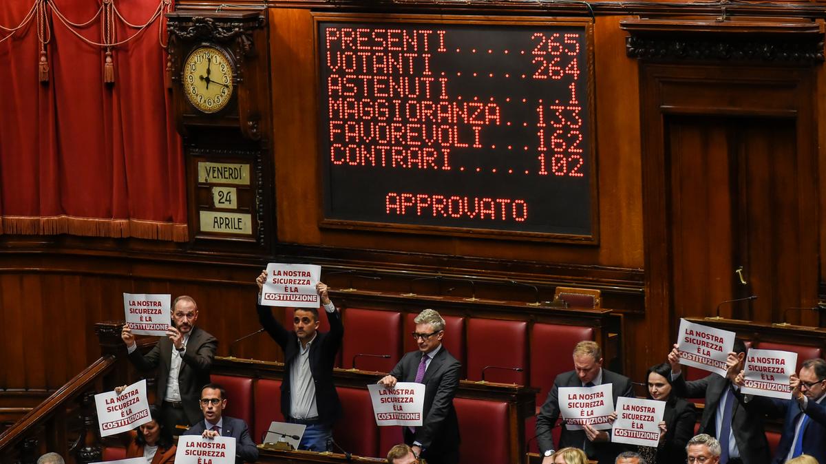 Il decreto Sicurezza approvato con 162 voti favorevoli tra proteste e canti di ‘Bella Ciao’