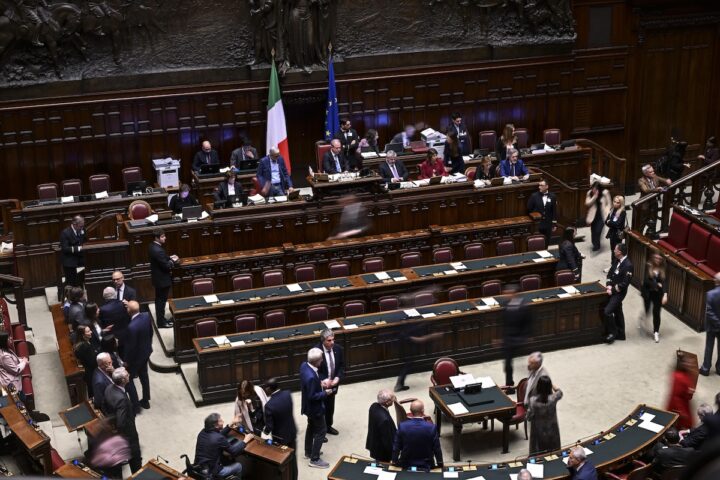 Il decreto sicurezza diventa legge, approvato con 162 voti alla Camera nonostante le tensioni
