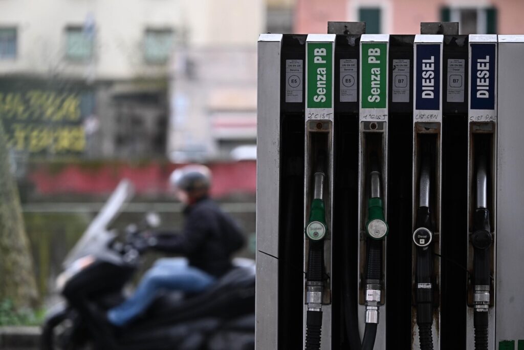 Il governo proroga la riduzione delle accise sui carburanti di tre settimane
