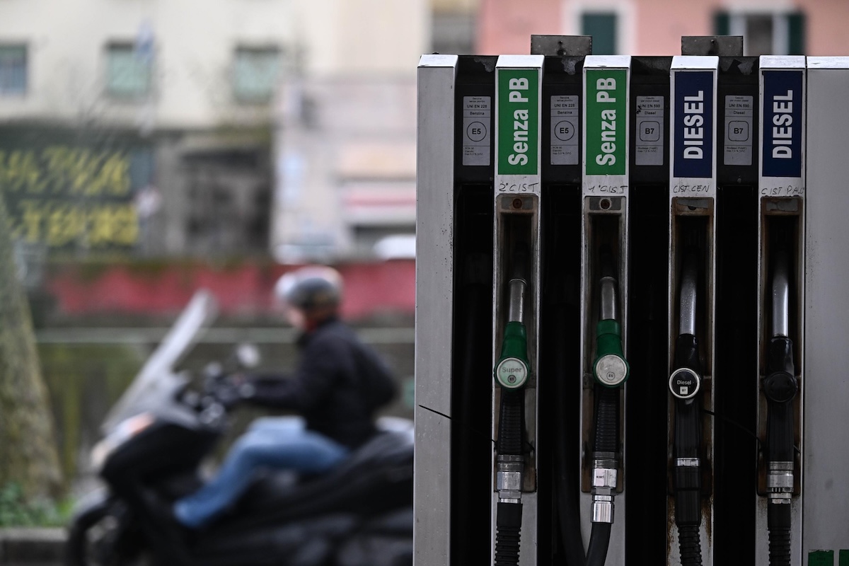 Il governo proroga la riduzione delle accise sui carburanti di tre settimane