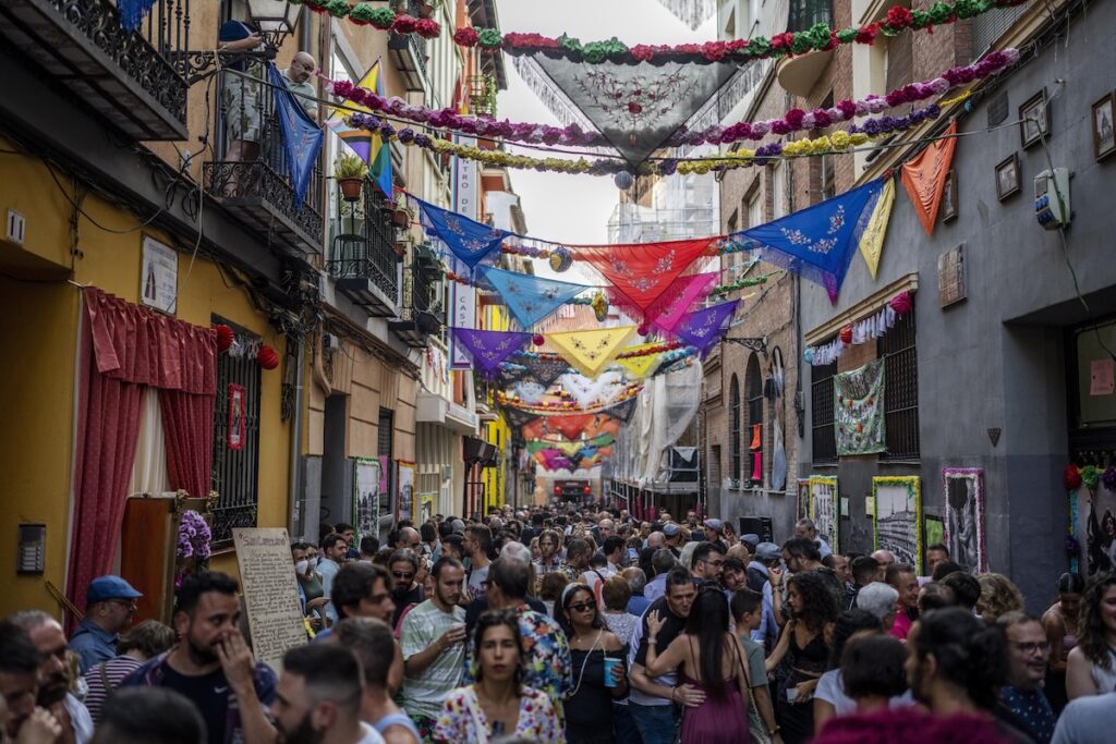 Il governo spagnolo approva decreto per regolarizzare 500mila immigrati irregolari entro il 2025