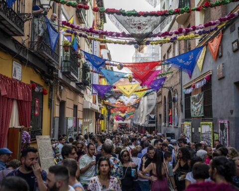 Il governo spagnolo approva decreto per regolarizzare 500mila immigrati irregolari entro il 2025