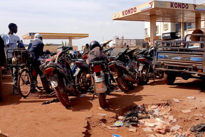 Il JNIM minaccia di bloccare gli accessi a Bamako dopo attacchi coordinati in Mali