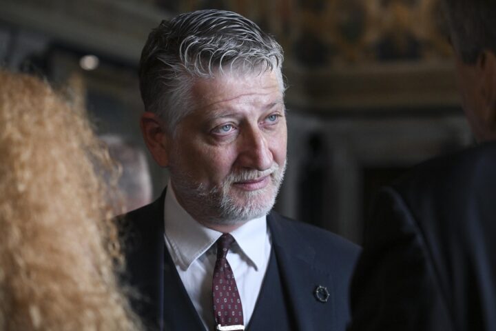 Il ministro della Cultura Giuli assente all’inaugurazione della Biennale di Venezia, polemiche sul padiglione russo