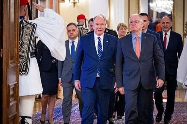 Il principe Alberto di Monaco premiato ad Atene per il dialogo internazionale e l'ambiente