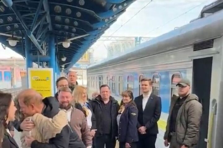 Il principe Harry sorprende a Kiev per la conferenza sulla sicurezza e i progetti umanitari in Ucraina