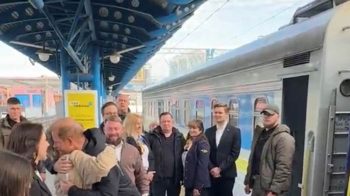Il principe Harry sorprende a Kiev per la conferenza sulla sicurezza e i progetti umanitari in Ucraina