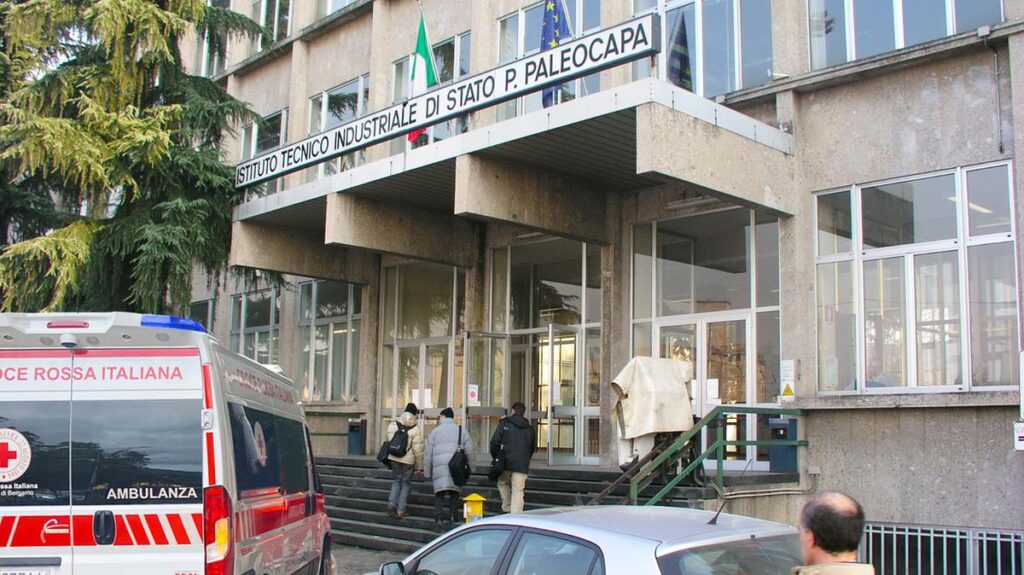 Il professore di Bergamo racconta il salvataggio di uno studente 19enne che si è lanciato dalla finestra
