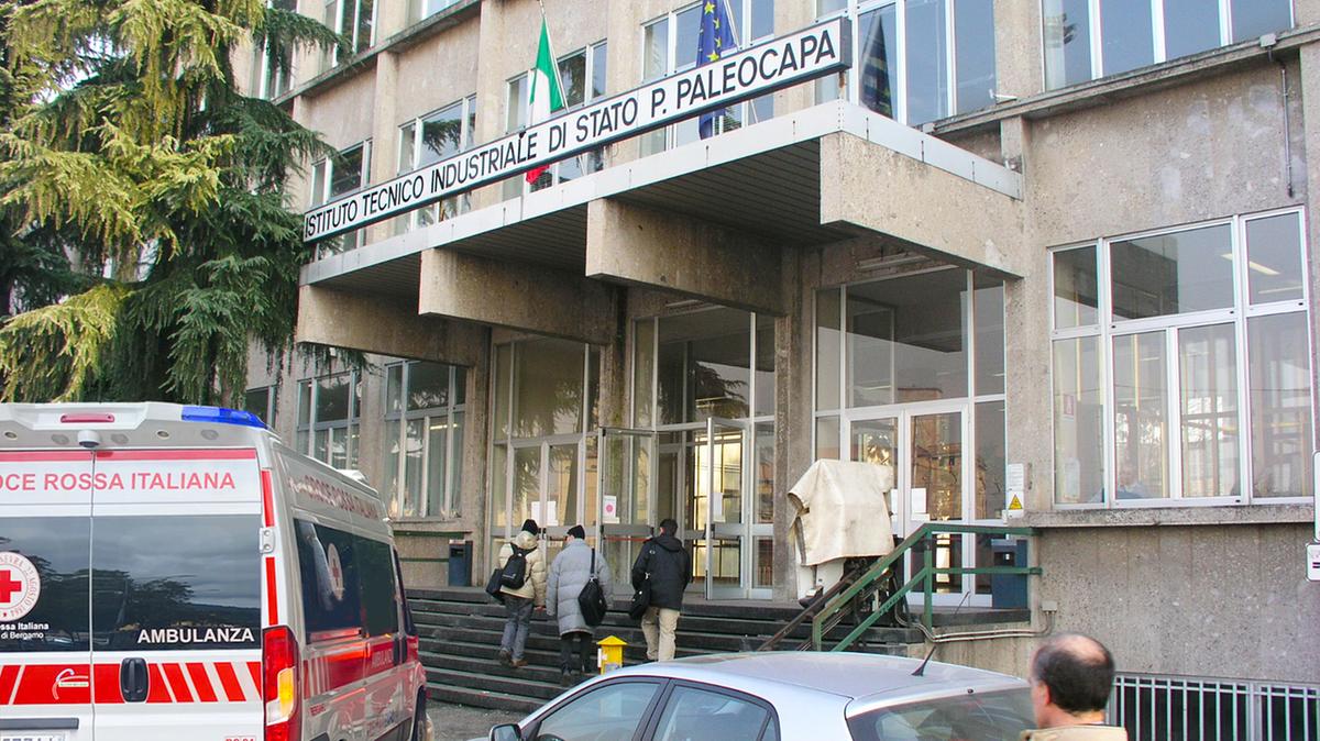 Il professore di Bergamo racconta il salvataggio di uno studente 19enne che si è lanciato dalla finestra