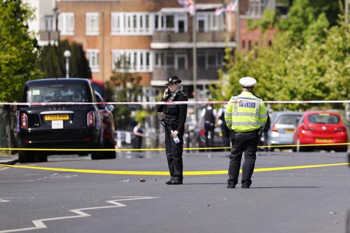 Il Regno Unito aumenta il livello d’allerta terroristica dopo accoltellamento di due ebrei a Londra