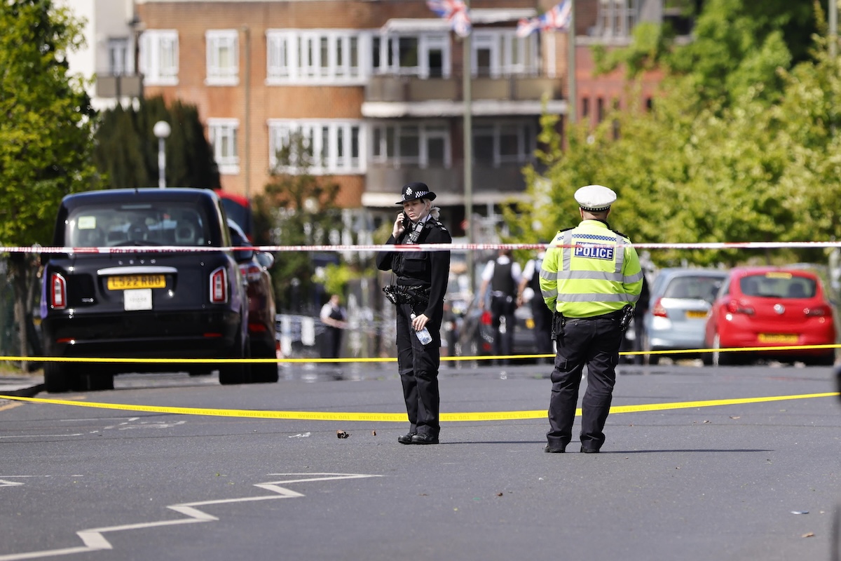 Il Regno Unito aumenta il livello d’allerta terroristica dopo accoltellamento di due ebrei a Londra
