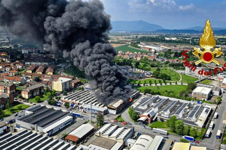 Incendio industriale a Beinasco: evacuati condomini e raccomandazioni del sindaco